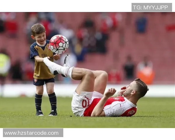 足球明星温柔瞬间手捧小鸟展现爱心与自然和谐之美